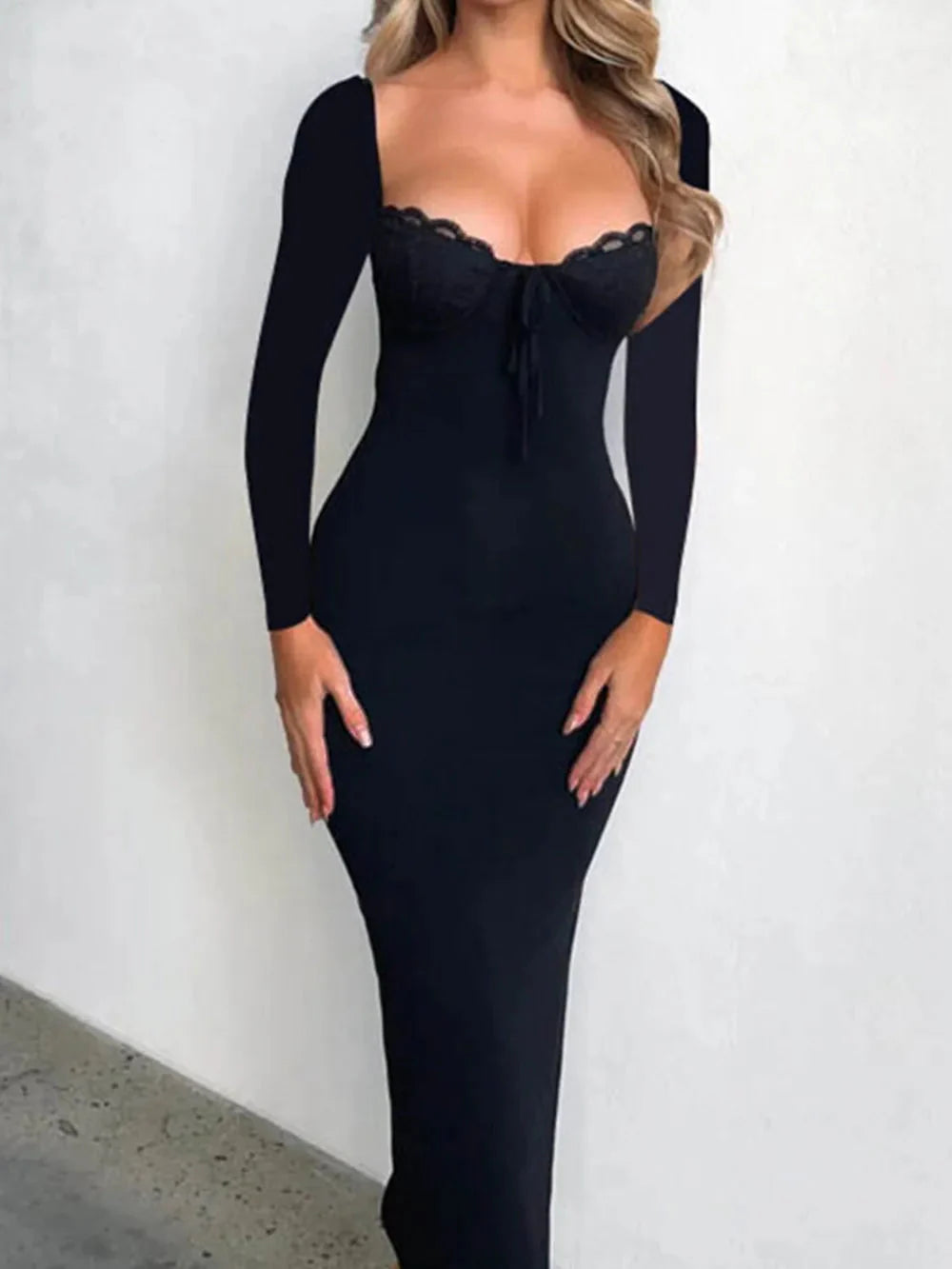 Candela | Czesława Maxi Sukienka z Koronkowym Dekoltem i Długimi Rękawami