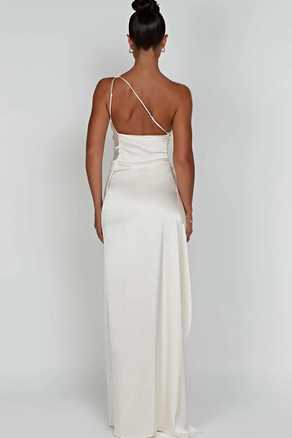 Loralei | Satynowa Sukienka z Asymetrycznym Dekoltem