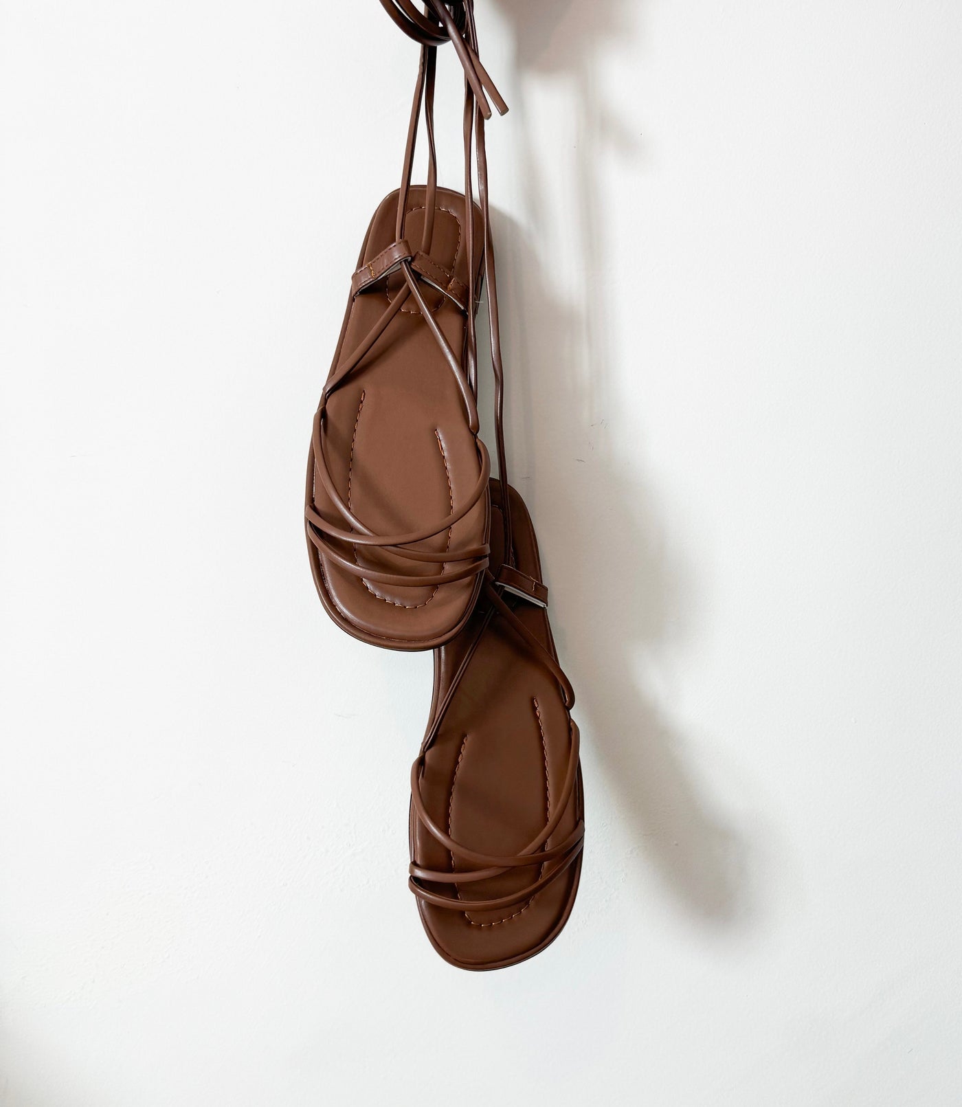 Irene | Płaskie Sandały z Kwadratowym Noskiem i Sznurowadłami