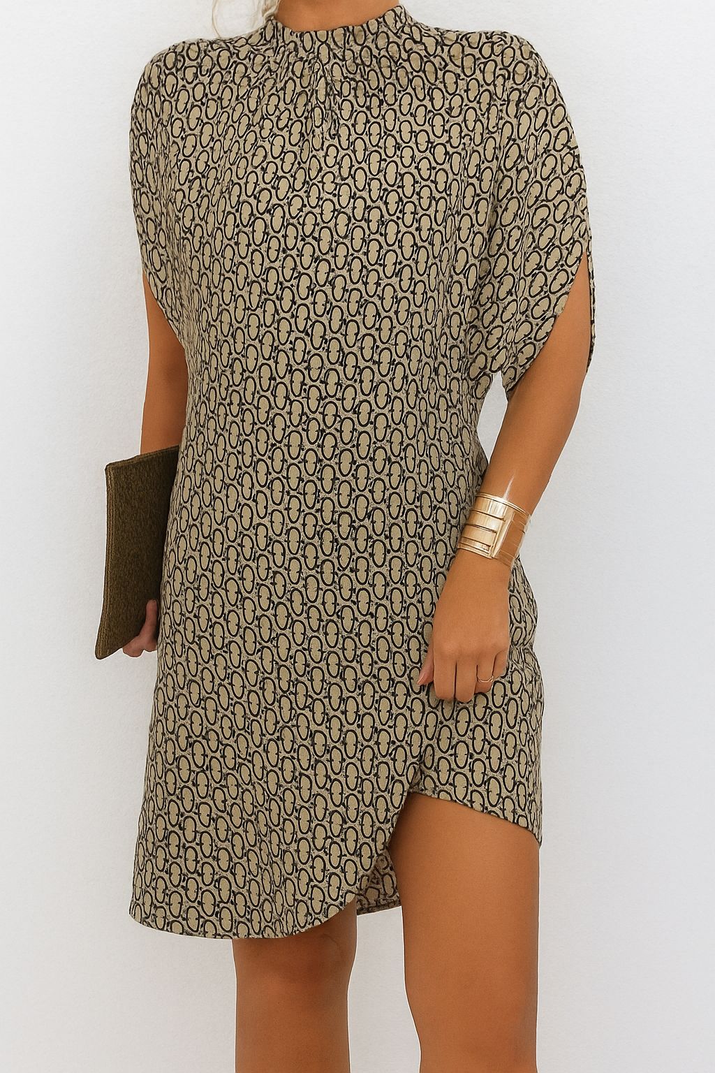 Trudy | Krótka Sukienka Satynowa Czarna z Rękawem Nietoperza