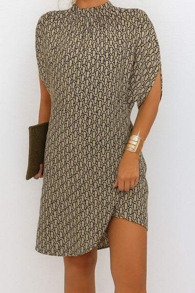 Trudy | Krótka Sukienka Satynowa Czarna z Rękawem Nietoperza