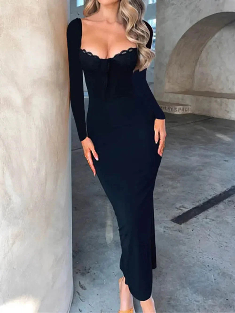 Candela | Czesława Maxi Sukienka z Koronkowym Dekoltem i Długimi Rękawami