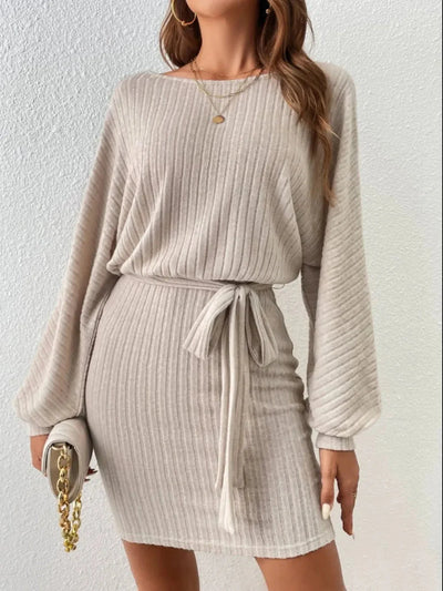 Amaya | Czesława Sukienka Mini Dzianinowa z Paskiem i Szerokimi Rękawami