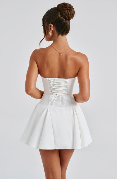 Nora | Sukienka Valentina – Biała Elegancja z Nutą Romantyzmu