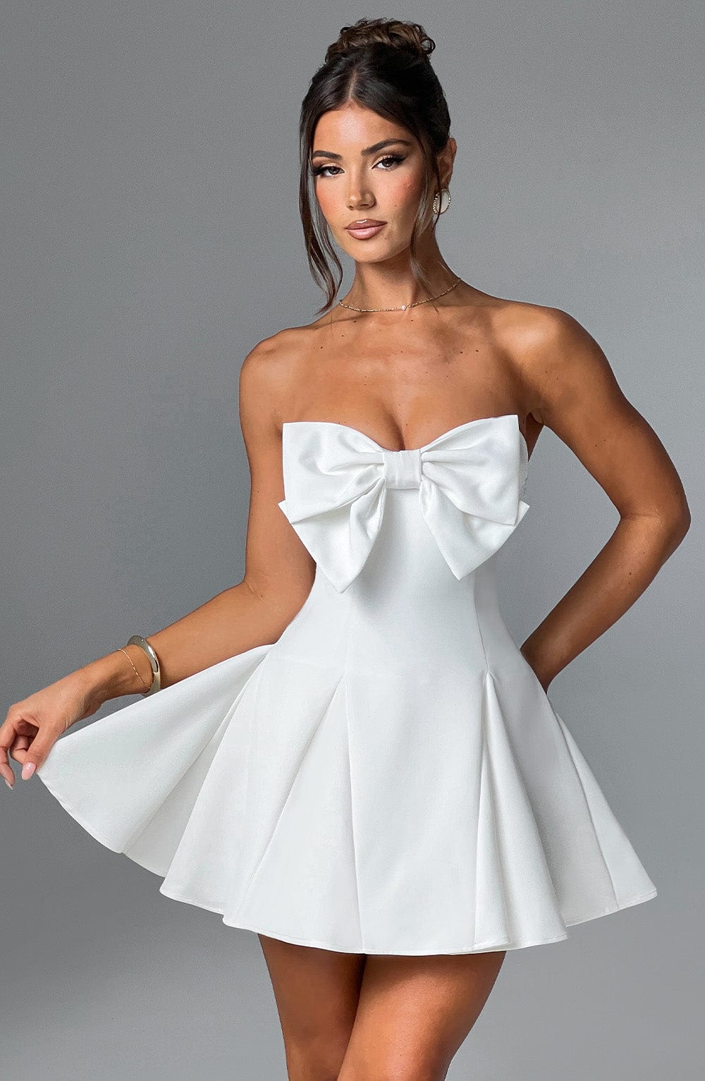 Nora | Sukienka Valentina – Biała Elegancja z Nutą Romantyzmu