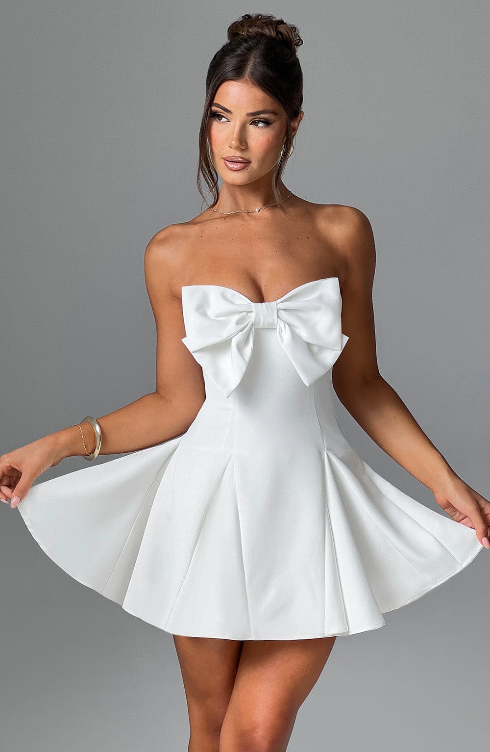 Nora | Sukienka Valentina – Biała Elegancja z Nutą Romantyzmu